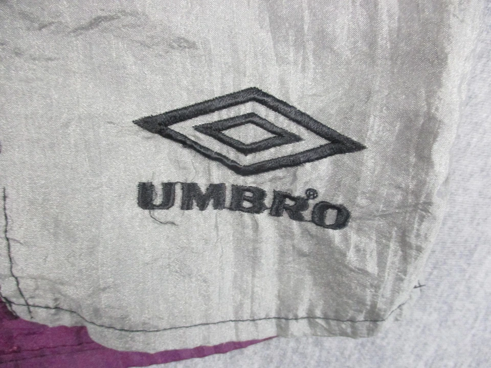 Shorts de futebol Umbro vintage roxo médio cinza nylon colorblock feito nos EUA anos 90 - Imagem 2 de 4