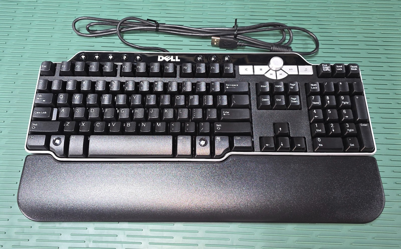 Dell SK-8135 USB Hub Wired Multimedia Keyboard 0DJ425 0N6250 104 Key DJ425 N6250