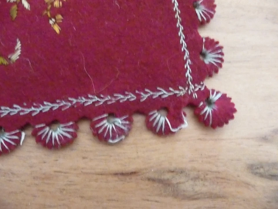 Linge ancien ravissant Napperon feutrine bordeaux brodée ( ref 22 ) - Photo 4/4