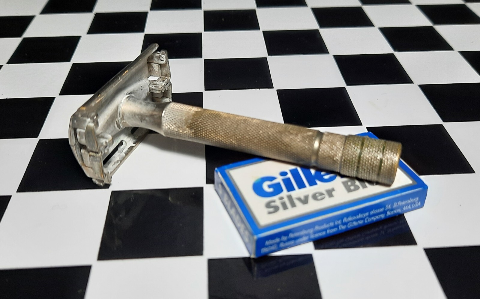 Rare Vintage Gillette Shave Reusable Safety RAZOR w/ extra Silver Blue Blade