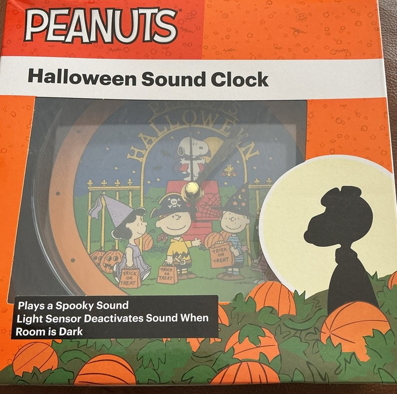 Peanuts Charlie Brown Halloween Sound Clock  New in box. Lucy, Linus Snoopy 2016