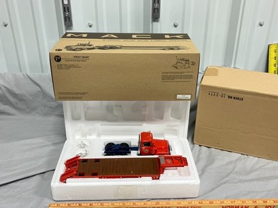 MACK R Model ALLIS CHALMERS First Gear 1:34 19-2211 Lowboy Trailer Set NIB