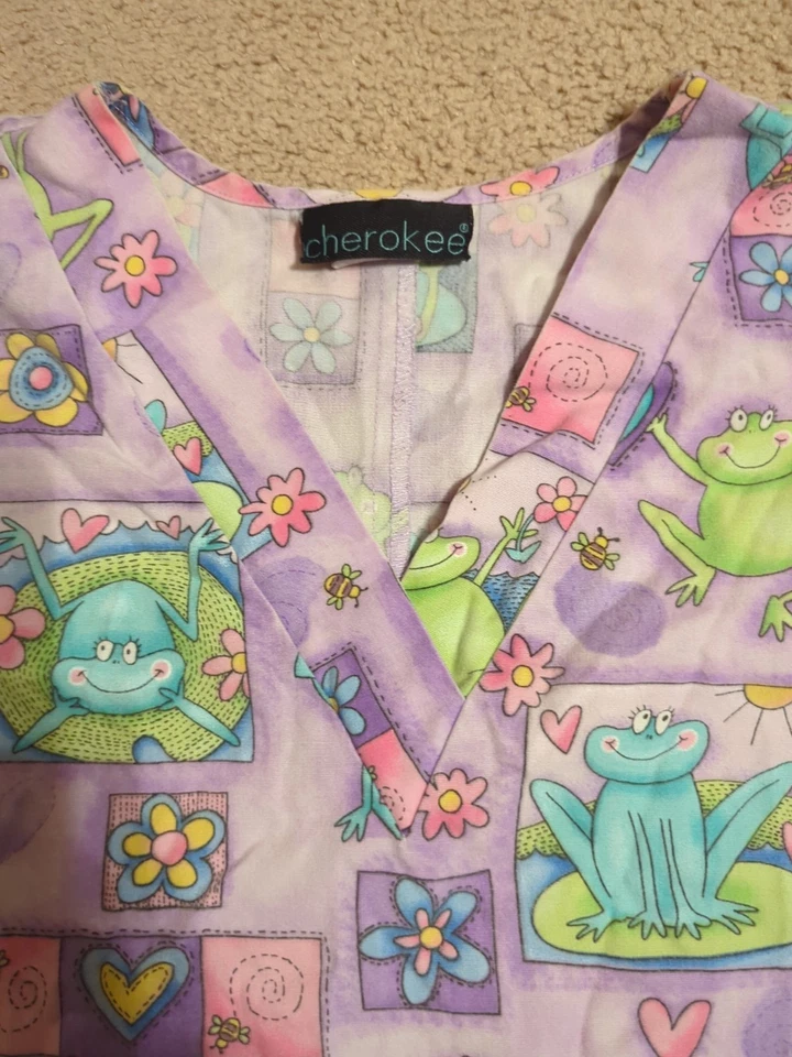 Uniforme Exfoliante Cherokee Tooniforms Ranas Caprichosas Púrpura Talla Mediana Cuello en V Foto 4 de 4