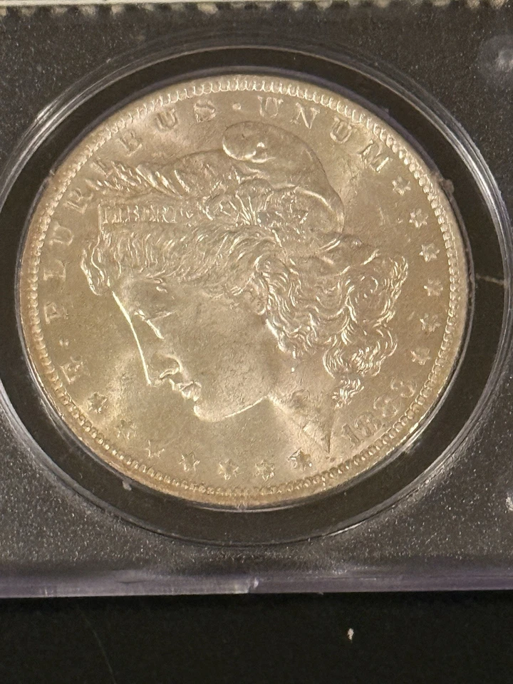 Dólar de plata Morgan 1883-O - PCGS MS64 (antiguo soporte de sonajero verde) Foto 2 de 4