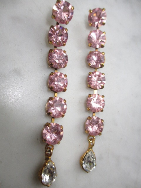 Boucles d'oreilles clous pendantes Christian Lacroix strass roses