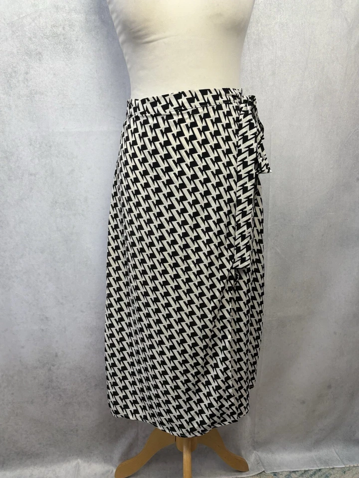 Boohoo Black Pencil Skirt Size 6 Knee Length Women's Polyester - Image 3 of 4