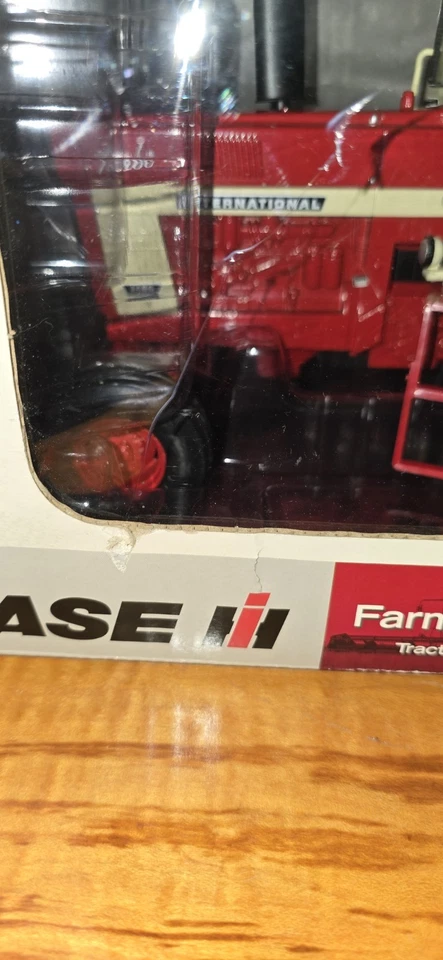Tractor International Harvester Farmall 1066 1/16, edición concesionario nuevo en caja Foto 3 de 4