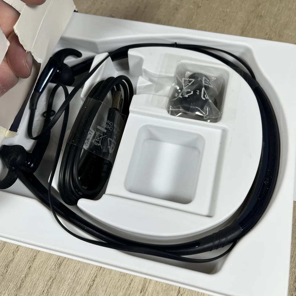 Auriculares inalámbricos intrauditivos Samsung Level U EO-BG920 alrededor del cuello azules Foto 4 de 4