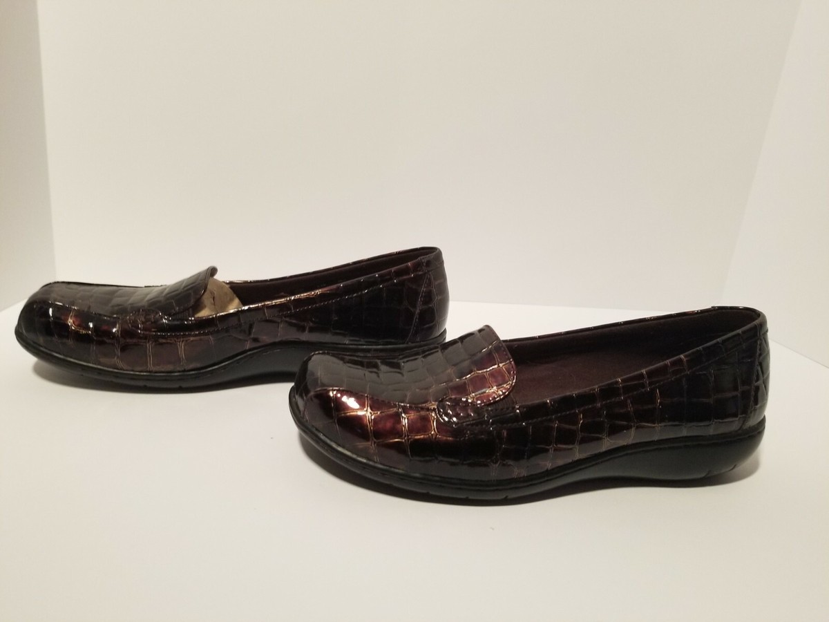 Clarks Women 8.5 Brown Patent Leather Faux Crocodile Loafer Ladies