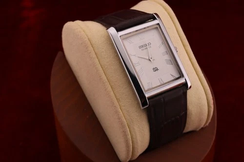 ⌚✨ Vintage Seiko Slim Quartz Gentlemen's White Dial ,Dark Brown Dress Watch