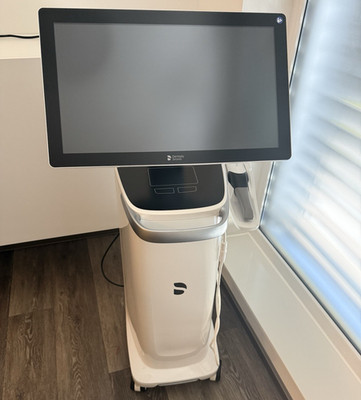 Dentsply Sirona Primescan AC Gerät mit Monitor auf Rollwagen/Monitorwagen