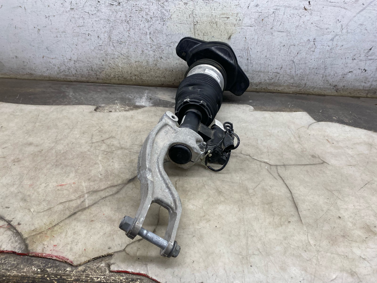 2020-2024 ASTON MARTIN DBX OEM FRONT LEFT AIR SHOCK ABSORBER MY83-18B037-AA
