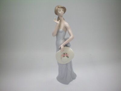 LLADRO COQUETTE #5599 Girl With Holding a Hat 8.4” Tall Figurine