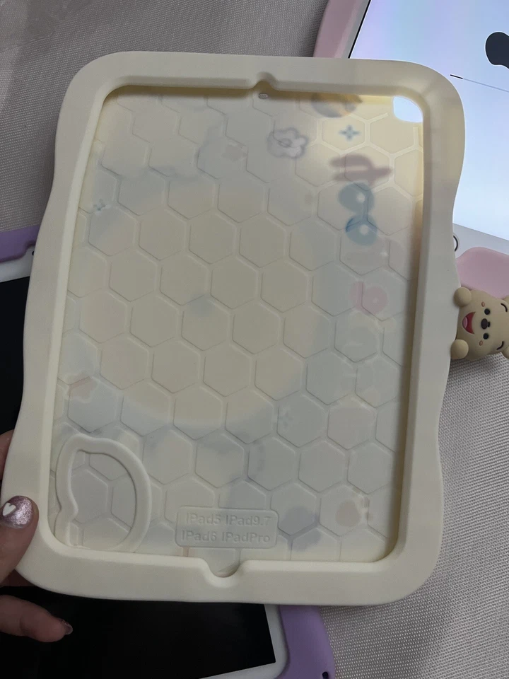 Winnie The Pooh TabletCase For Apple iPad 5/6 New Stand - Image 3 of 4