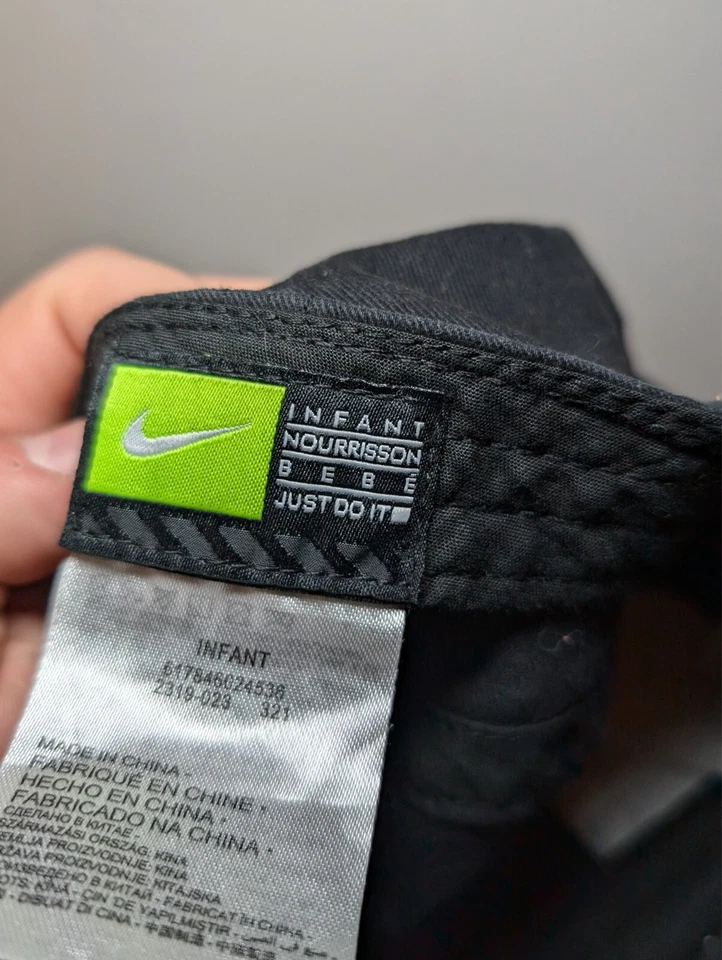 Gorra de béisbol Nike Swoosh para niños pequeños/niños pequeños ajustable con correa negra Foto 3 de 4