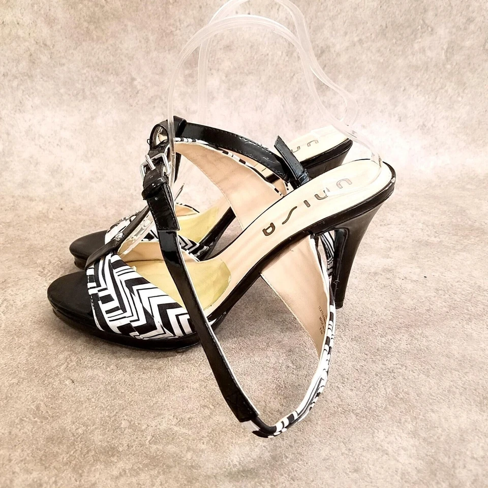 Unisa 女式 Deana 8.5 码黑色白色露趾双肩带 4 英寸高跟鞋 — 第 4/4 张图片