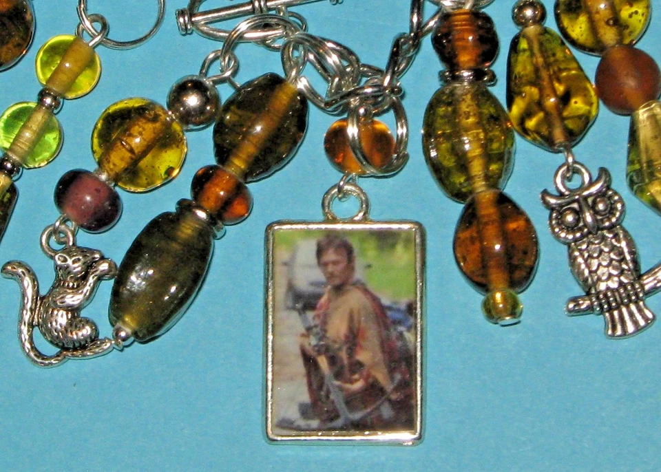 PULSERA "DARYL DIXON" - WALKING DEAD - ÚNICA EN SU CLASE ARTE ALTERADO ENCANTO Foto 2 de 4