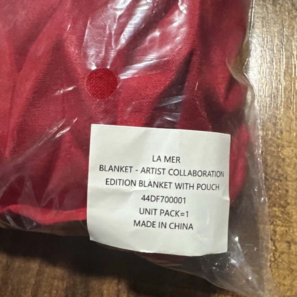 La Mer X Xu Jing Plush Blanket in Satin Pouch, 70in x 25in New, Unopened in Bag - Image 2 of 4