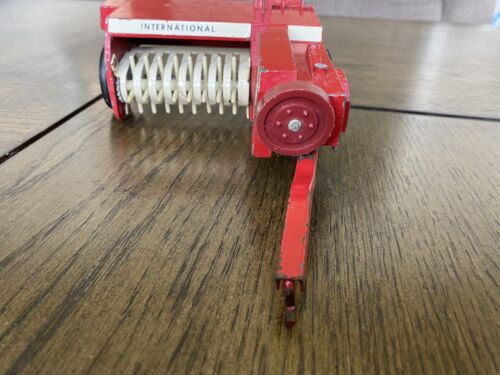 Vintage ERTL International Harvester Hay Baler 1/16 Scale Diecast - Picture 4 of 10