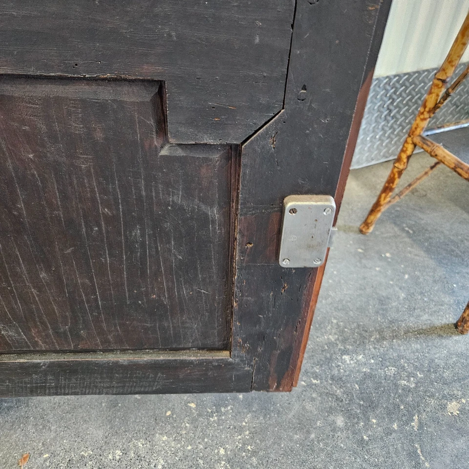 Armario francés de nogal campestre del siglo XIX con herrajes de hierro Foto 4 de 4