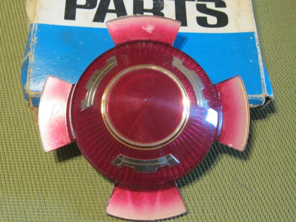 Ornamento de tampa de roda NOS Mopar 1965 Chrysler Newport, na caixa - Imagem 2 de 4