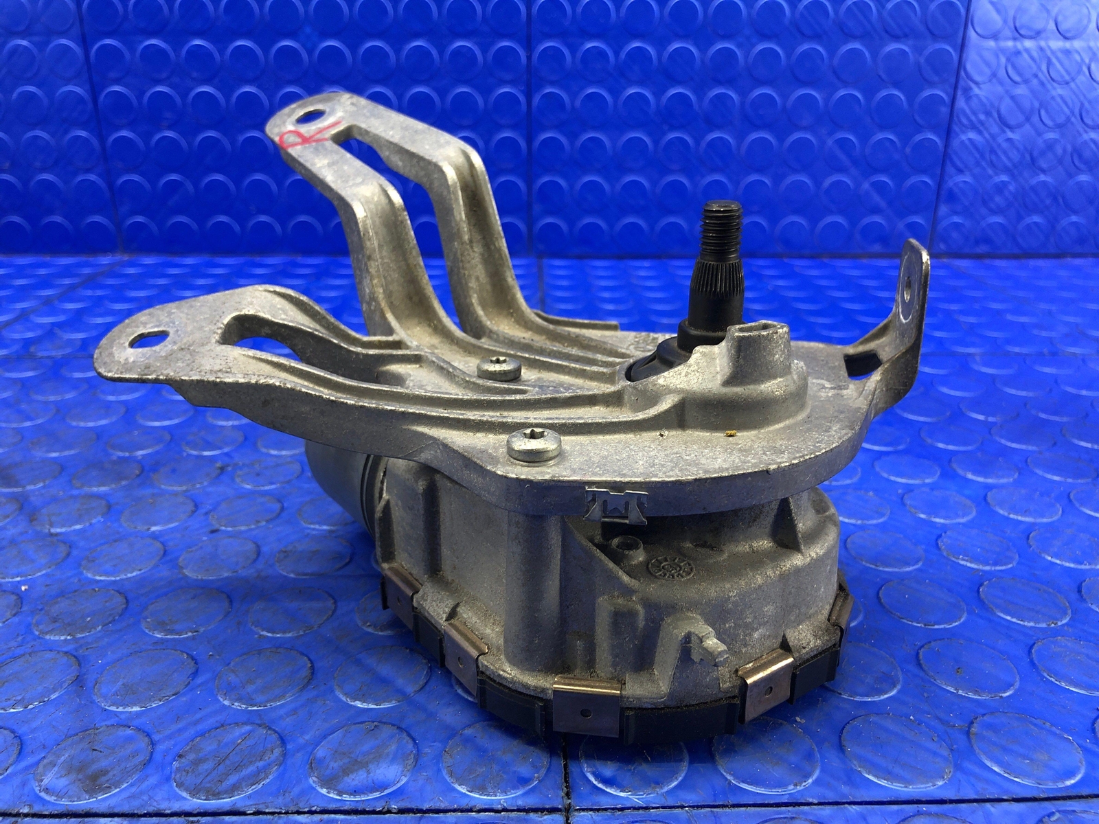 2014 2015 2016 2017 2018 2019 BMW I8 OEM FRONT RIGHT WINDSHIELD WIPER MOTOR