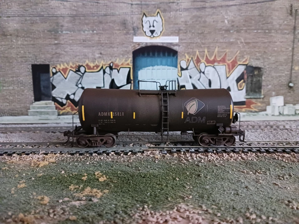 Weathered Adm Utlx Tank Car Union Pacific Bnsf Csx  Norfork Southern Cpkc Ihb - Image 2 of 4