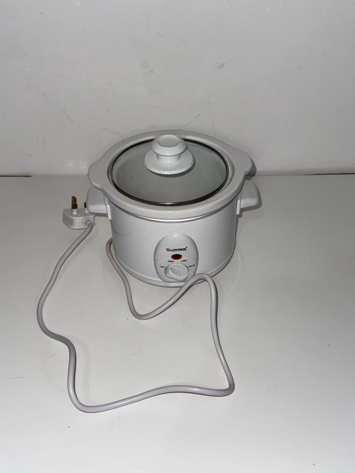 Lloytron 1.5L Slow Cooker White Model E821 with Glass Lid with three controls