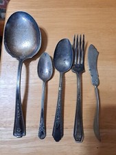 LOT DE 5 COUVERTS ASSORTIS EN ARGENTERIE/ARGENT NICKEL
