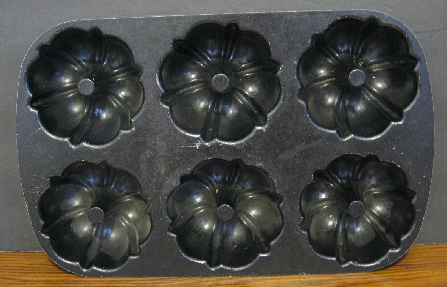Nordic Ware Bundt-lette 6 Mini Bundt Cake Pan - 14" x 9" - Cast Aluminum