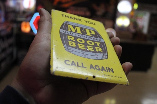 RARE 1950s CALL AGAIN M-P ROOT BEER STAMPED PAINTED METAL DOOR SIGN SODA POP 7UP - Picture 8 of 15