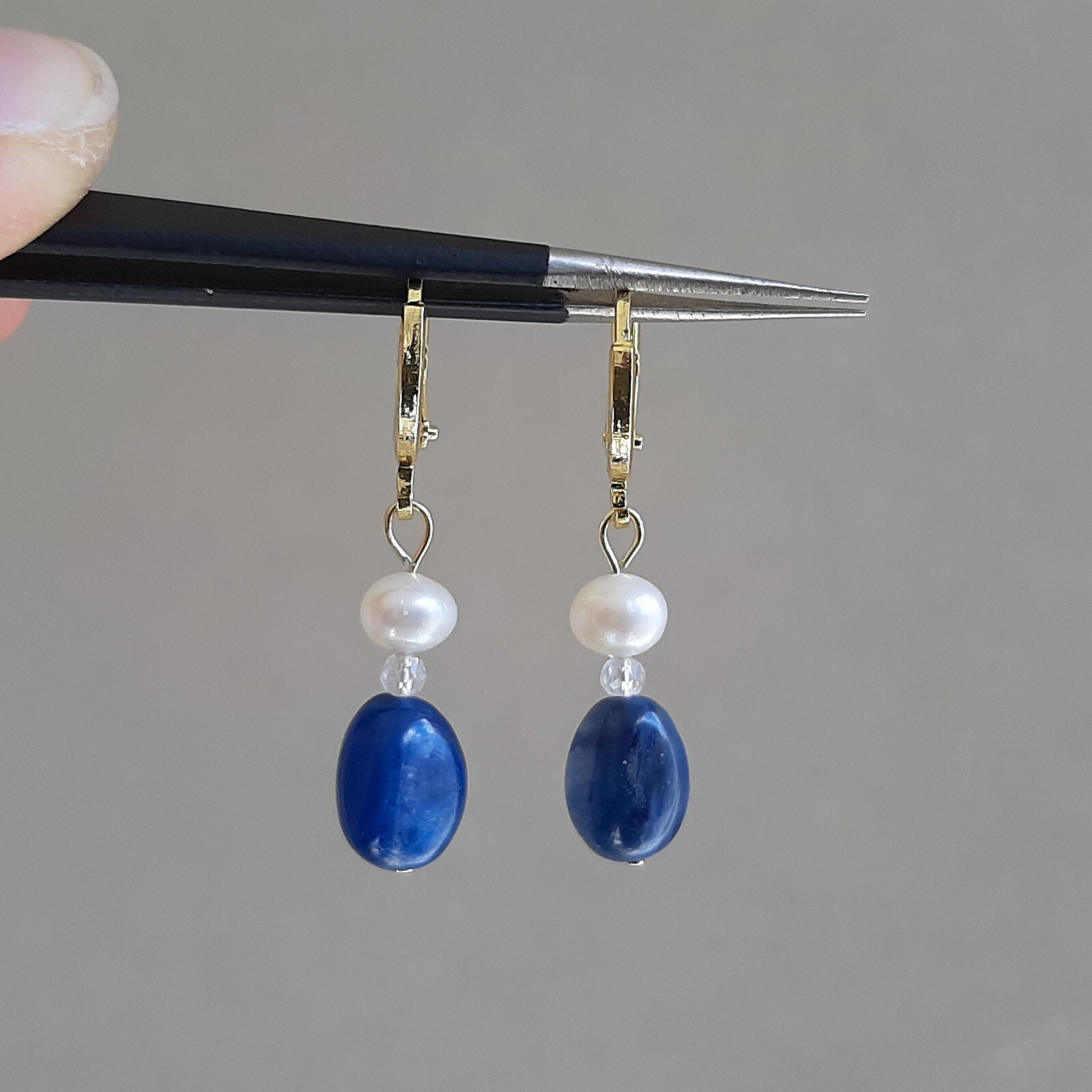 Boucles d'oreilles créoles perles de culture et kyanite bleue, dormeuses en argent pour femme