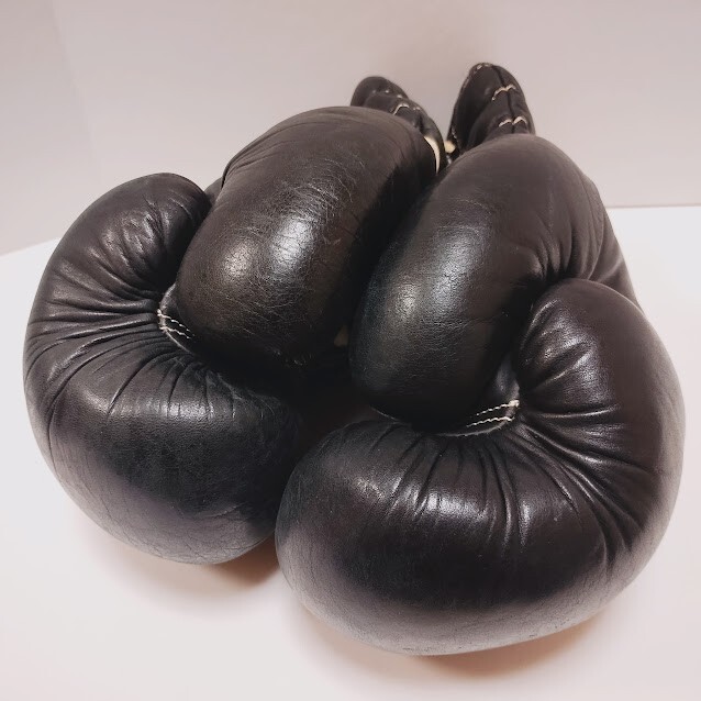 Winning Vintage Initial Logo Boxing Gloves 12oz Black Lace-up type