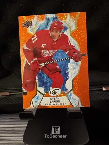 2021-22 UD Ice Base Orange #54 Dylan Larkin - Detroit Red Wings - Foto 1 di 2