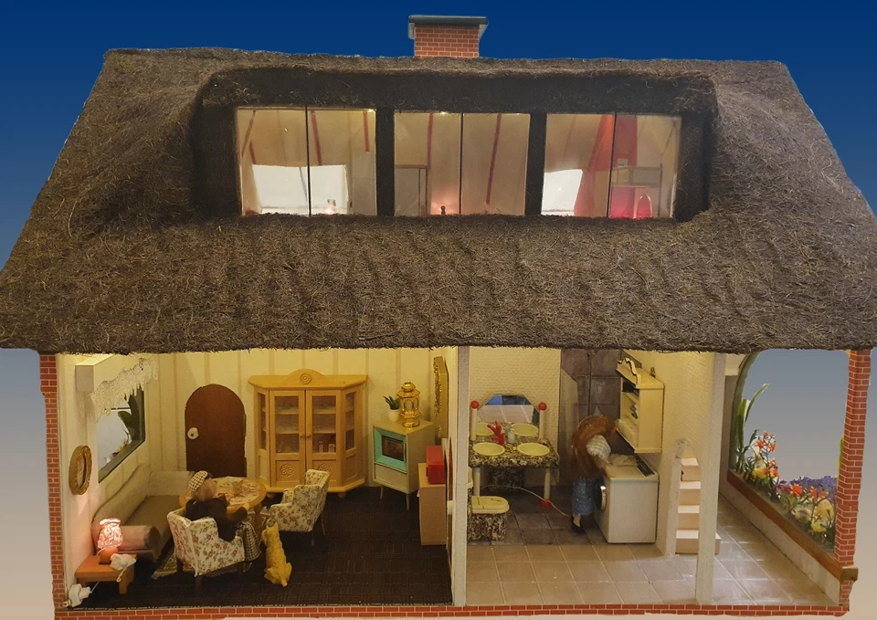 Vintage Puppenhaus, Bauernhaus mit Rieddach 60er, Unikat Eigenbau - Bild 4 von 4