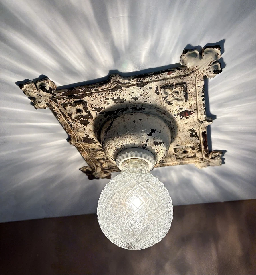 Lámpara de techo antigua de porche con cúpula capital empotrada de hierro fundido de la década de 1910 y 1920 Foto 4 de 4