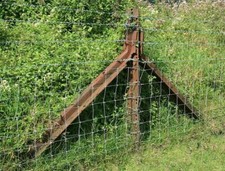 Photo 6x4 2007 : Railway Fence Post Claverton Fence guarding the railway  c2007