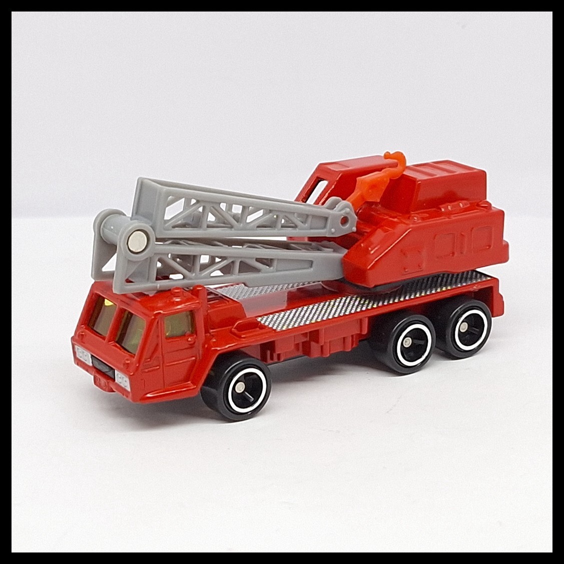 TOMICA FUSO TRUCK CRANE FIRE CHIEF CAR TOMY DIECAST CAR NEW TOMICA FUSO TRUCK CRANE FIRE CHIEF CAR TOMY DIECAST CAR NEW