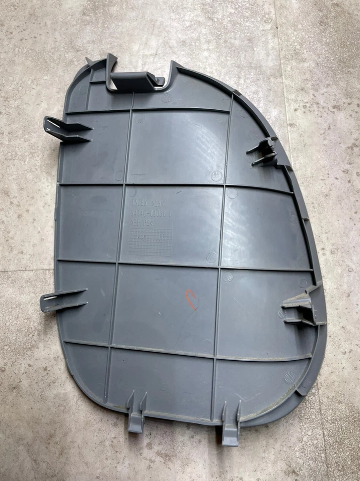 Pontiac Vibe LH 2009-2010 área de carga trasera cubierta de almacenamiento luz trasera acceso Foto 3 de 4