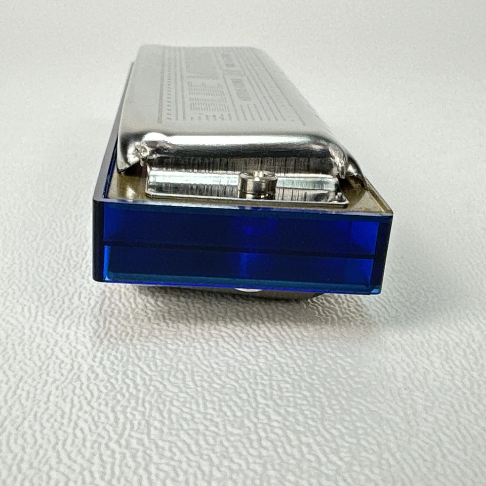 GAITA AZUL MEIA-NOITE EM CHAVE DE "A" FEITA POR M. HOHNER NA ALEMANHA QUASE EM PERFEITO ESTADO - Imagem 4 de 4