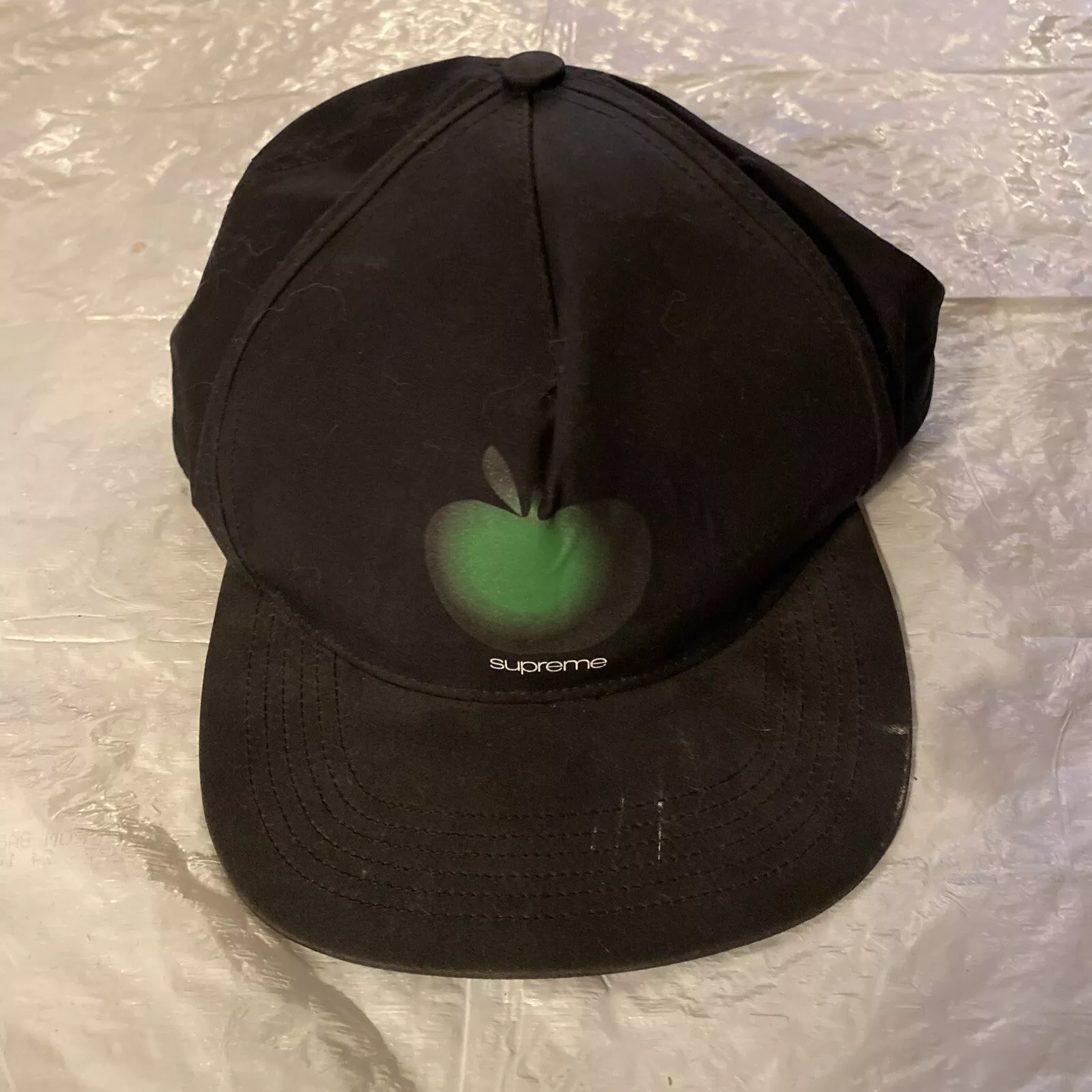 Casquette snapback noire Supreme Apple 5 panneaux