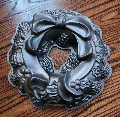 NEW Nordic Ware Christmas Holiday Wreath Cake Pan 9 cup 13'' Heavy Cast Aluminum