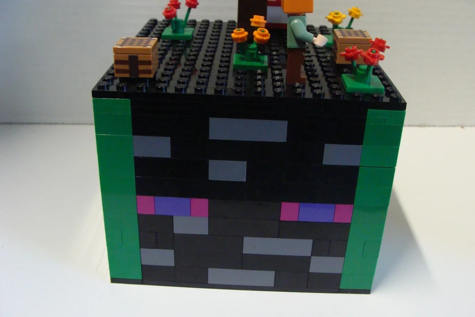 Lego Minecraft Cube (MOC), with Mini Worlds - Image 3 of 4
