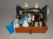 Elektr. Enesco Musical Spieldose Mäusefamilie auf Nähmaschine - Favourite Things