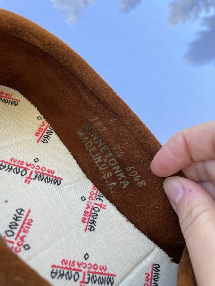 Mocasines de gamuza Minnetonka para mujer 7,5 planos lazo flecos marrón con cuentas usados en excelente estado Foto 3 de 4