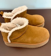 Women s Kullaburra Ugg boots, size 8 Style Number 1158590