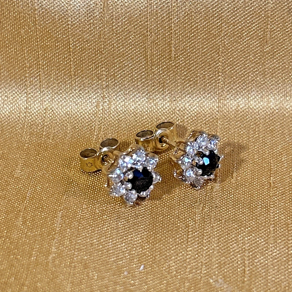 9CT YELLOW GOLD SAPPHIRE AND CZ STUD EARRINGS 1.55 grams - Image 4 of 4