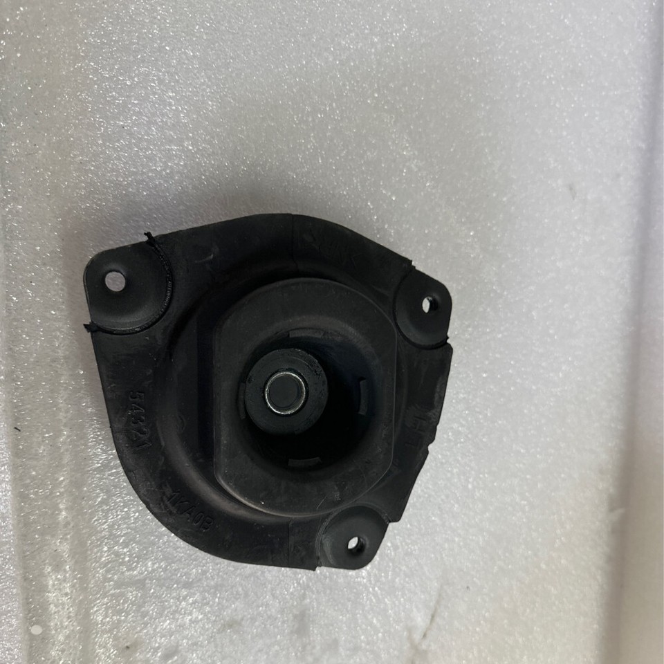 KYB Front Right Strut Mount Kit | Nissan Juke/Leaf (11-17) (SM5863) main image 0