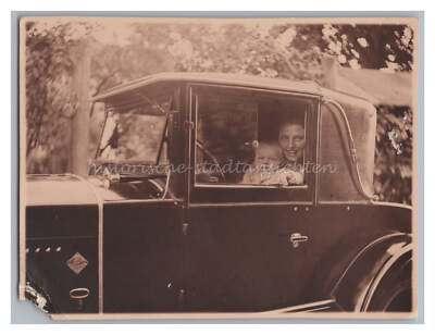 Mother with child in Opel leaf frog? Car 1929 - Photo Harren Nuremberg 1920s