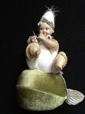 Bébé porcelaine sur poire